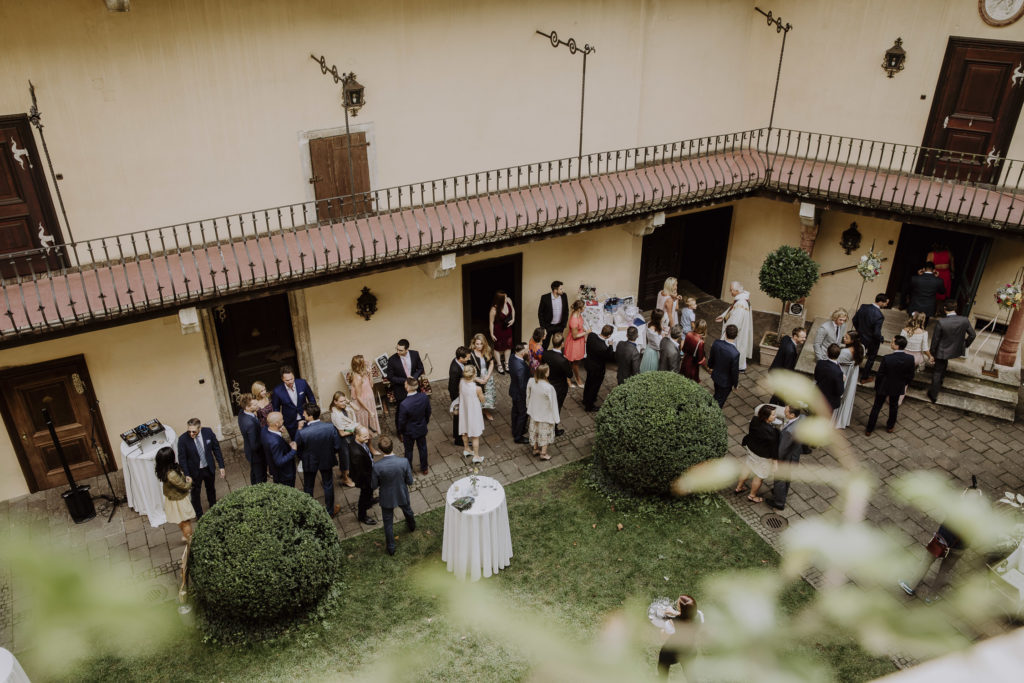 Hochzeitsgesellschaft im Schloss Obermayerhofen, Steiermark