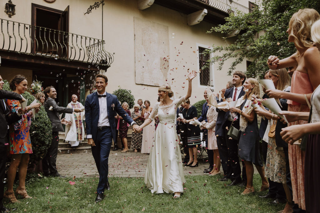 Hochzeitsgesellschaft mit Brautpaar im Schloss Obermayerhofen, Steiermark