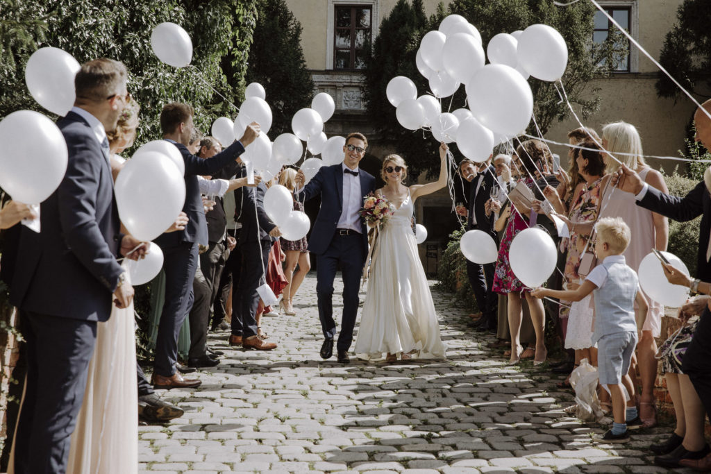 Brautpaar mit Gästen, Hochzeitslocation Schloss Obermayerhofen, Steiermark