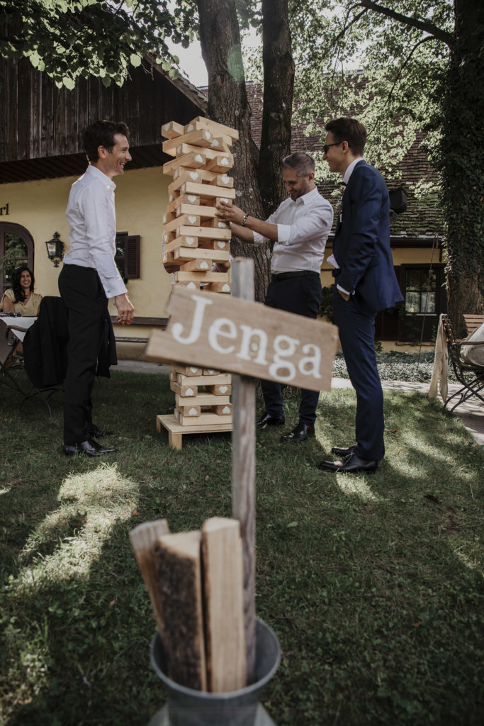 Hochzeitsgäste beim Spielen im Garten