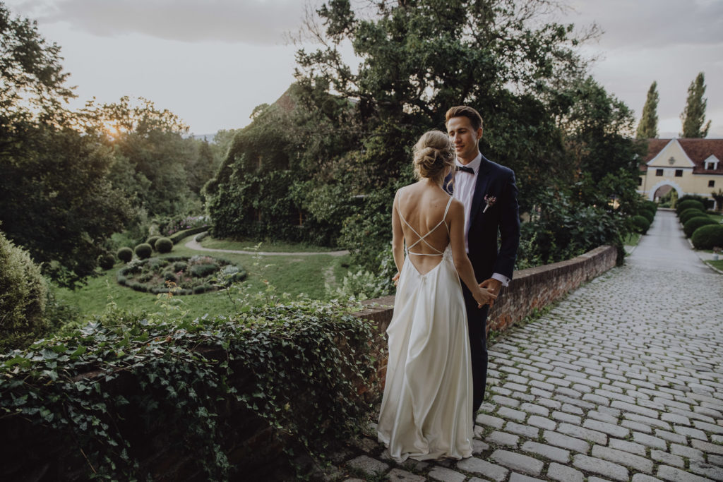 Hochzeitsfotos Brautpaar bei Sonnenuntergang, Hochzeit Schloss Obermayerhofen