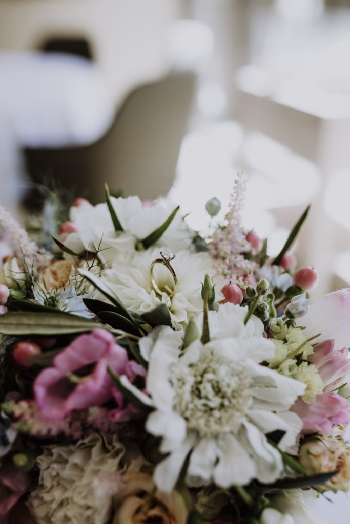 Details vom Brautstrauß mit Eheringen, Hochzeit Salzburg