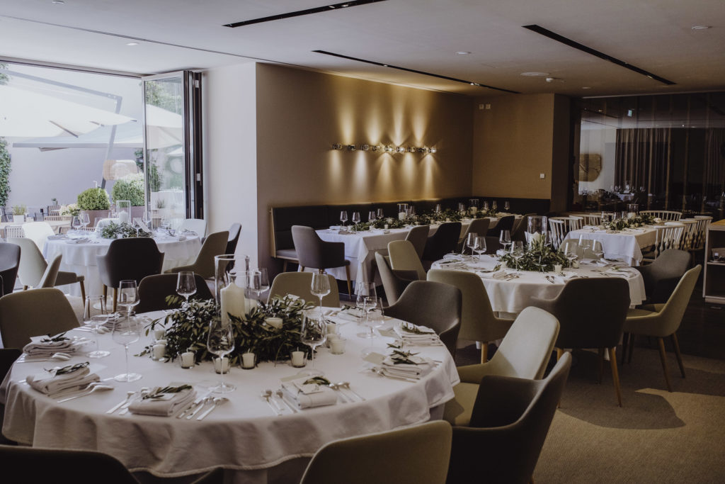 Gedeckter Tisch bei Hochzeitslocation Döllerers Genusswelten, Salzburg