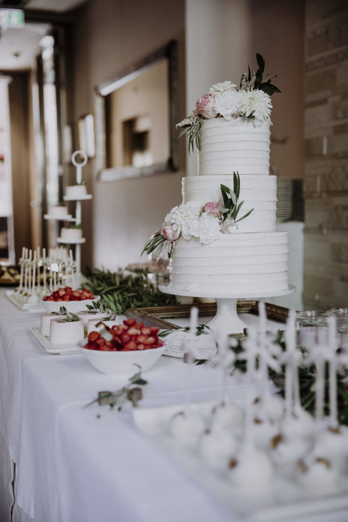 Sweet Table und Hochzeitstorte von Cake Couture, Hochzeit Salzburg