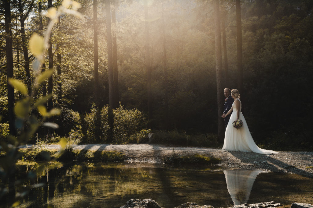 Hochzeitspaar spaziert im Bluntautal, Hochzeit Golling in Salzburg