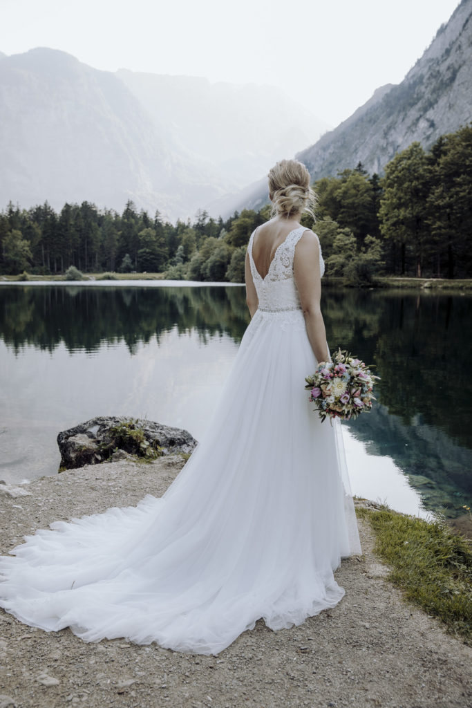 Braut mit Brautstrauß im Bluntautal, Golling an der Salzach