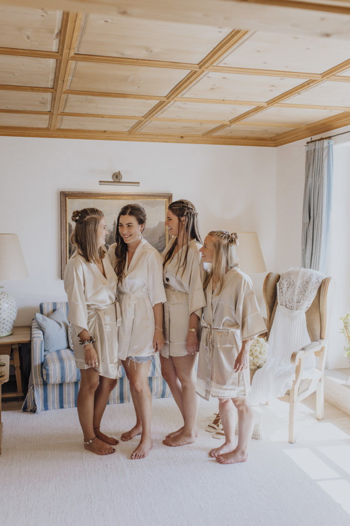 Braut mit Brautjungfern beim Getting Ready, Heiraten am Winterstellgut Salzburg