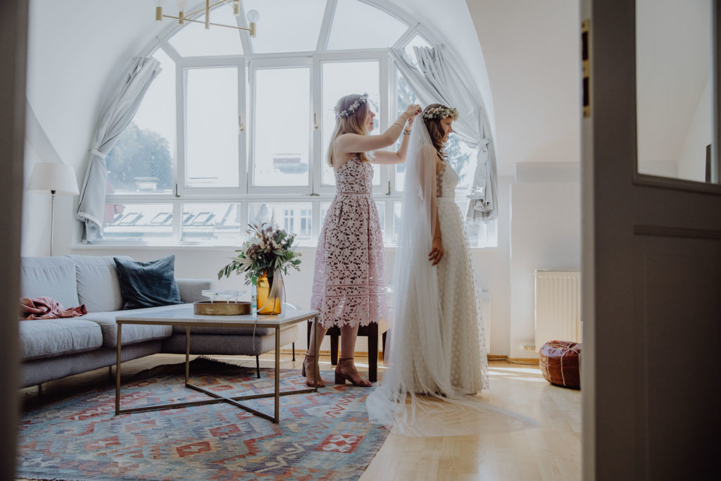 Getting Ready Shooting mit Brautkleid von Feinstens, Hochzeit Salzburg