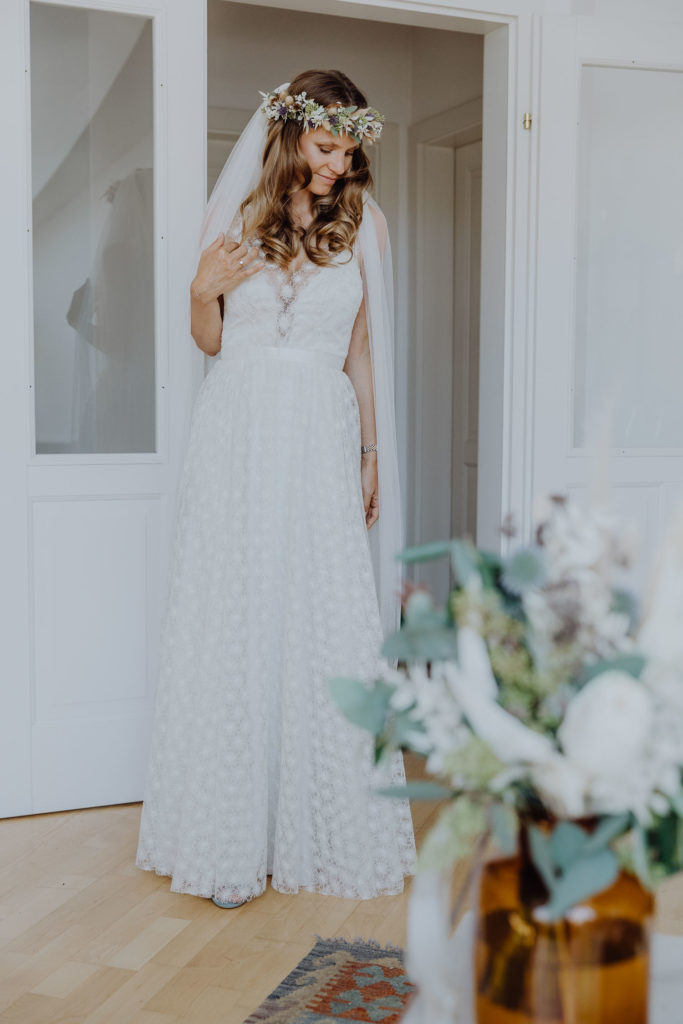 Braut in Brautkleid von Feinstens, Hochzeit Salzburg