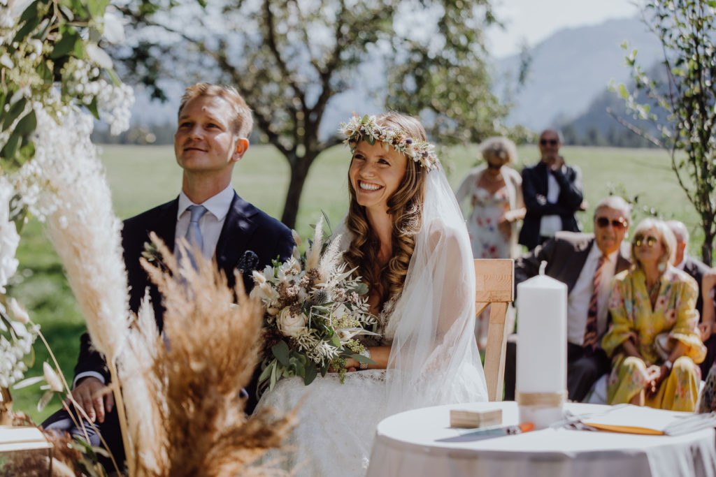 Brautpaar bei Gartenhochzeit, Baumgartengut Thalgau, Heiraten in Salzburg