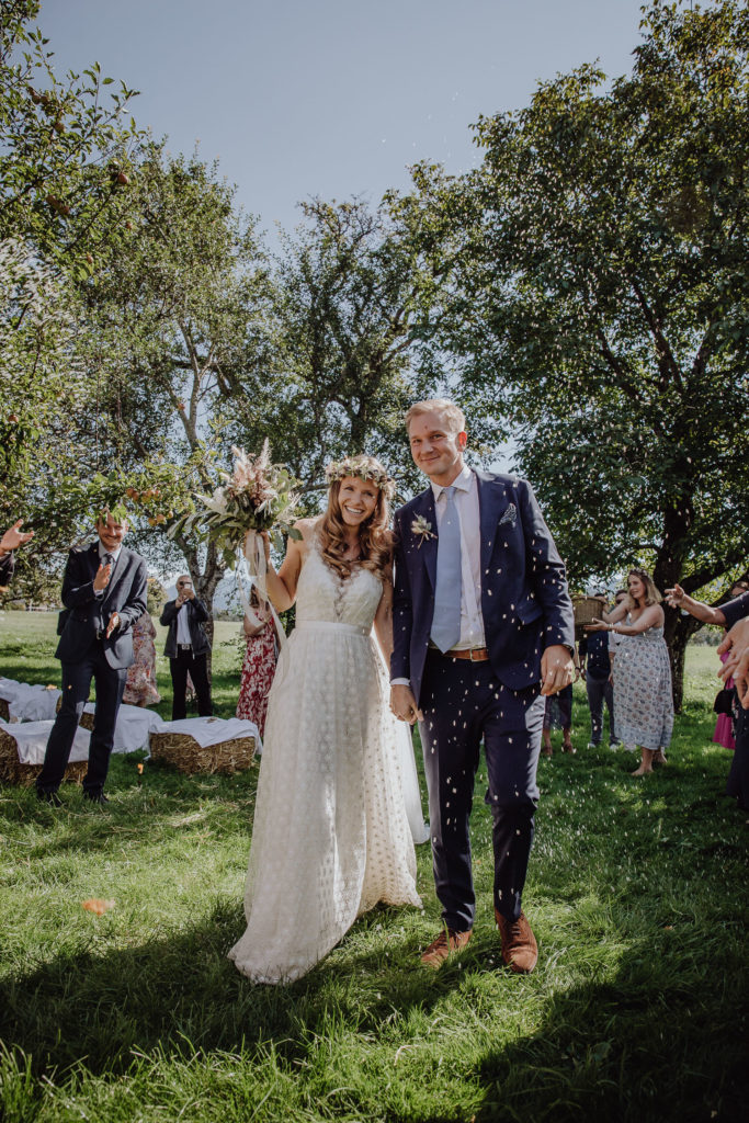 Brautpaar bei Gartenhochzeit, Baumgartengut Thalgau, Heiraten in Salzburg