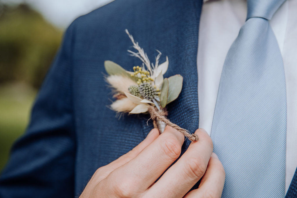 Detailfoto Ansteckblumen Bräutigam, Hochzeit in Salzburg