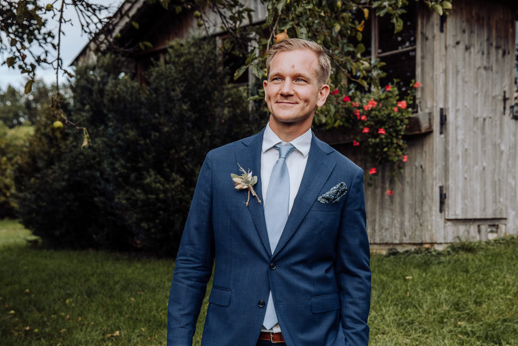 Bräutigam mit blauem Anzug, Hochzeit in Salzburg