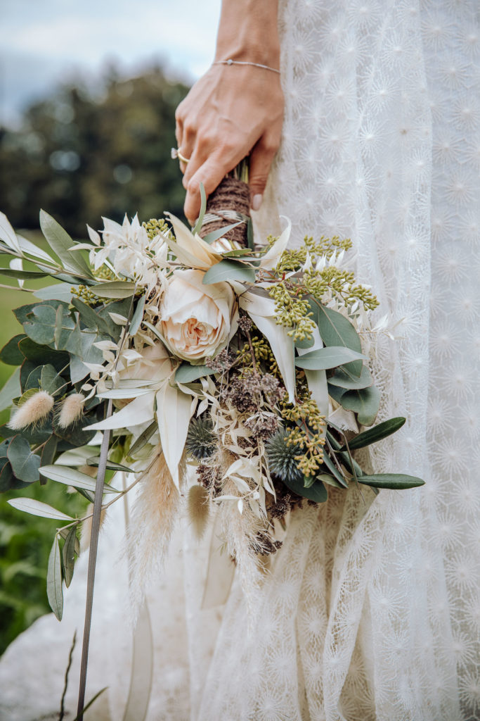 Detail Brautstrauß und Brautkleid, Boho Hochzeit in Salzburg