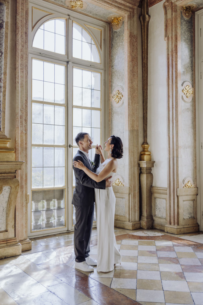 Brautpaarshooting bei standesamtlicher Hochzeit im Marmorsaal, Schloss Mirabell in Salzburg