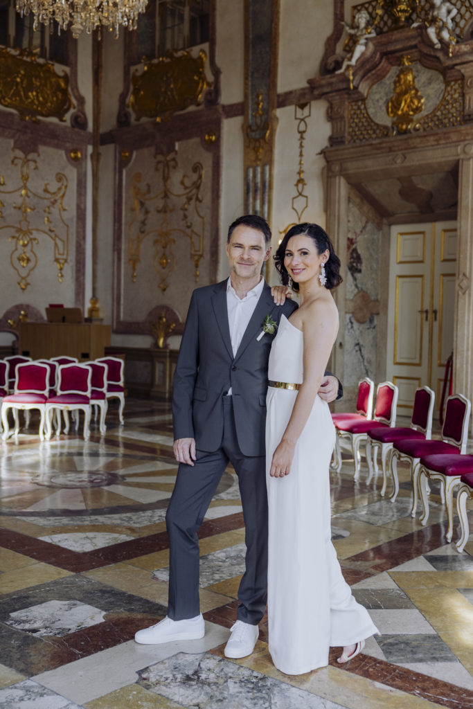 Brautpaarshooting bei standesamtlicher Hochzeit im Marmorsaal, Schloss Mirabell in Salzburg