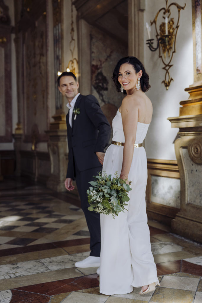 Brautpaarshooting bei standesamtlicher Hochzeit im Marmorsaal, Schloss Mirabell in Salzburg