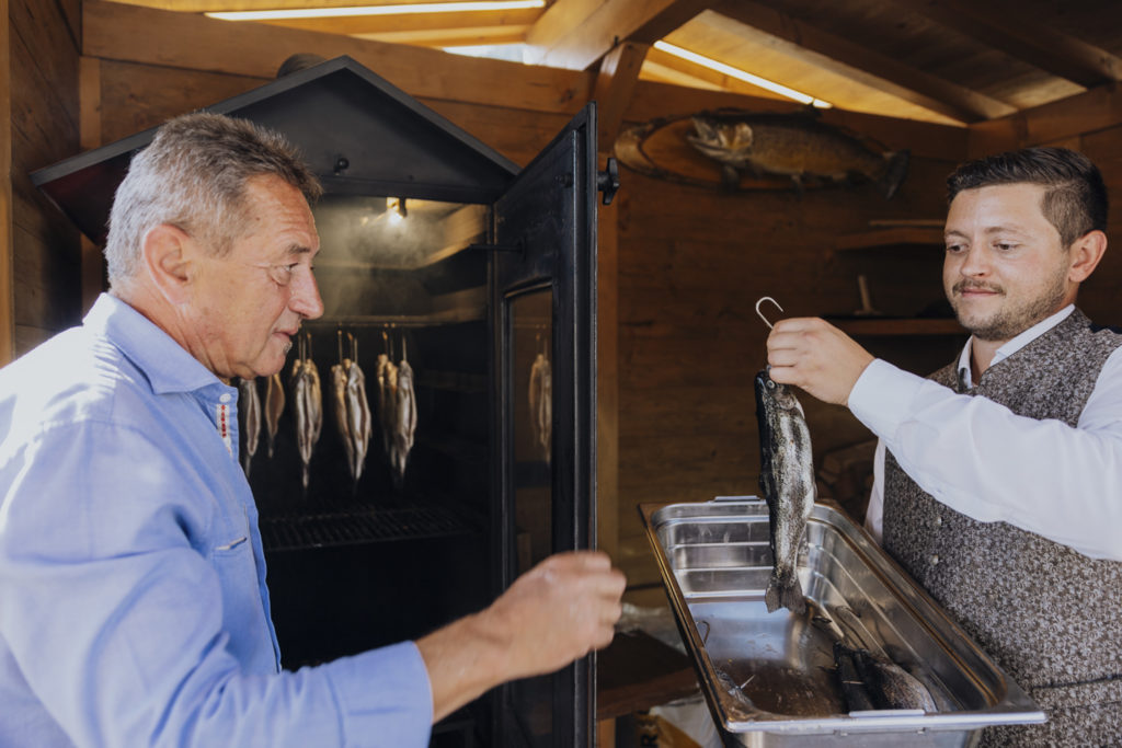 Saalbach Forellenhof Kulinarikshooting, Forellen Räuchern