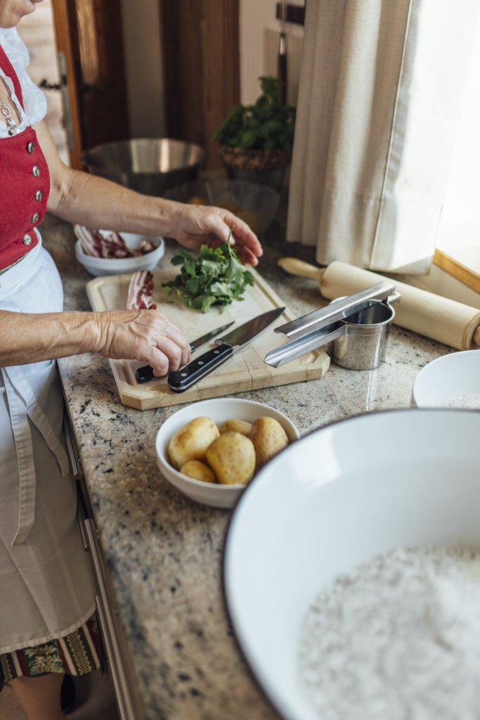 Saalbach Rammernalm Kulinarikshooting, Gastgeberin beim Kochen