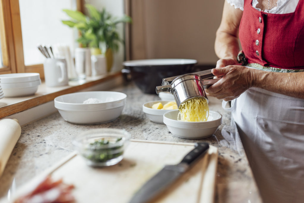 Saalbach Rammernalm Kulinarikshooting, Gastgeberin beim Kochen