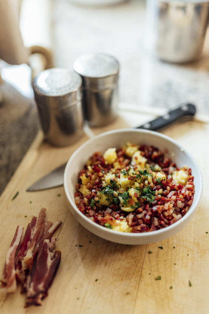 Saalbach Rammernalm Kulinarikshooting, Detailfoto Kartoffeln mit Speckwürfel