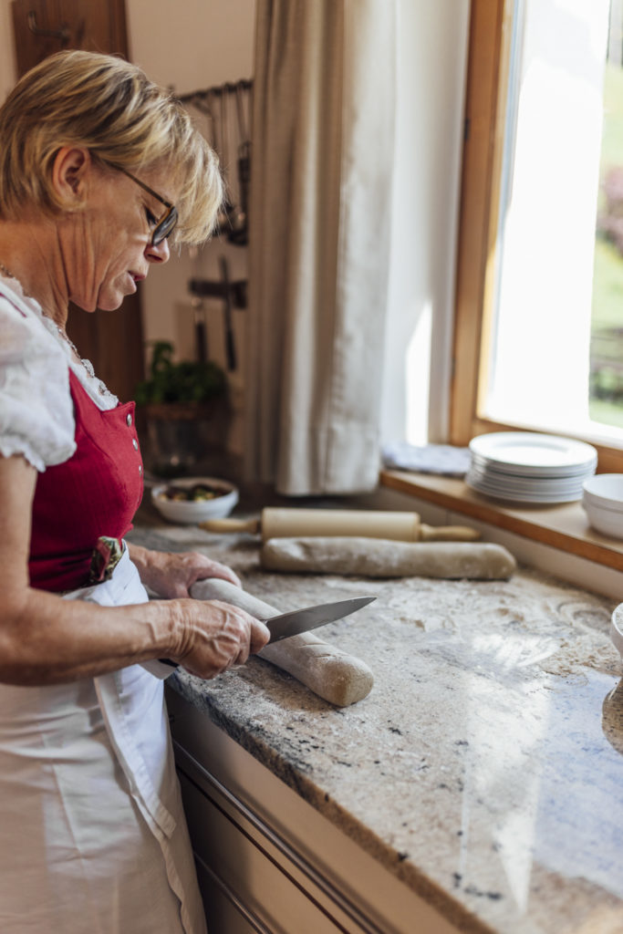 Saalbach Rammernalm Kulinarikshooting, Gastgeberin beim Teig vorbereiten
